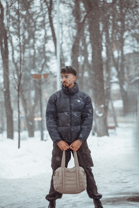 冬季风雪交加雪中帅哥写真图片